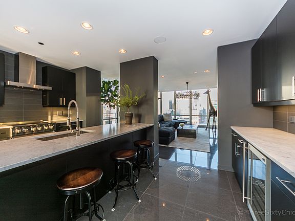 4th image of 737 W Washington Blvd APT 2401