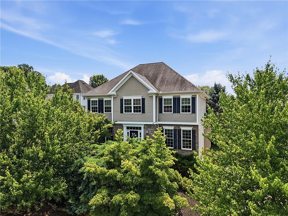 1st image of 202 W Vanderbilt Dr