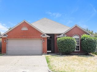 705 Cross Ridge Cir N, Fort Worth, TX 76120