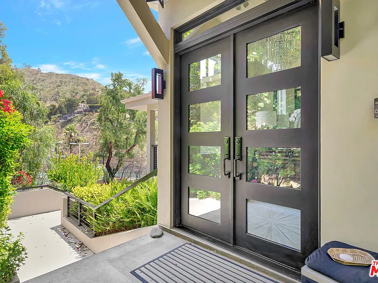 3859 Rambla Pacifico — Photo 5
