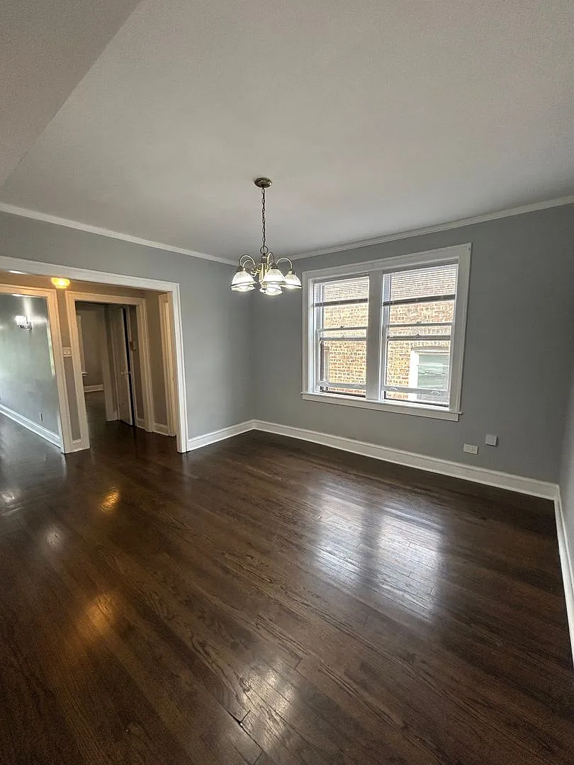 Horner Park Huge 2-Bedroom / 1-Bath + Den In-Unit W/D Available Now! — Photo 2