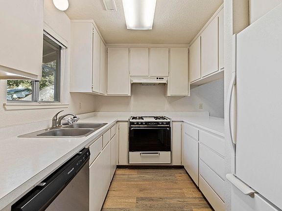 3rd image of 19132 Sunny Cir