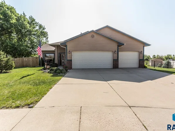 1107 Hemlock Cir, Harrisburg, SD 57032