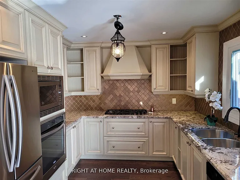 1080 Glenashton Dr #UPPER — Photo 16