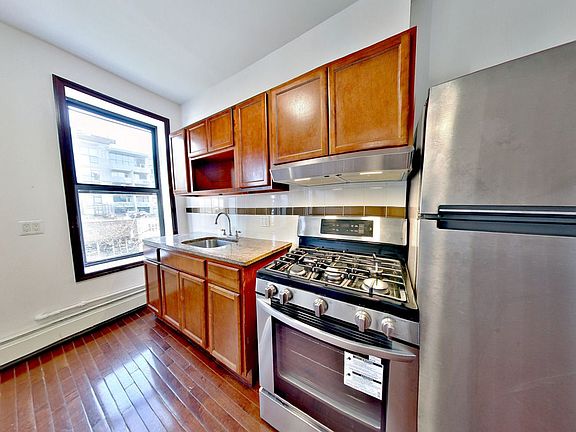3rd image of 121 Essex St APT 1