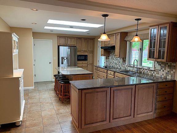 2nd image of 621 E Circle Dr