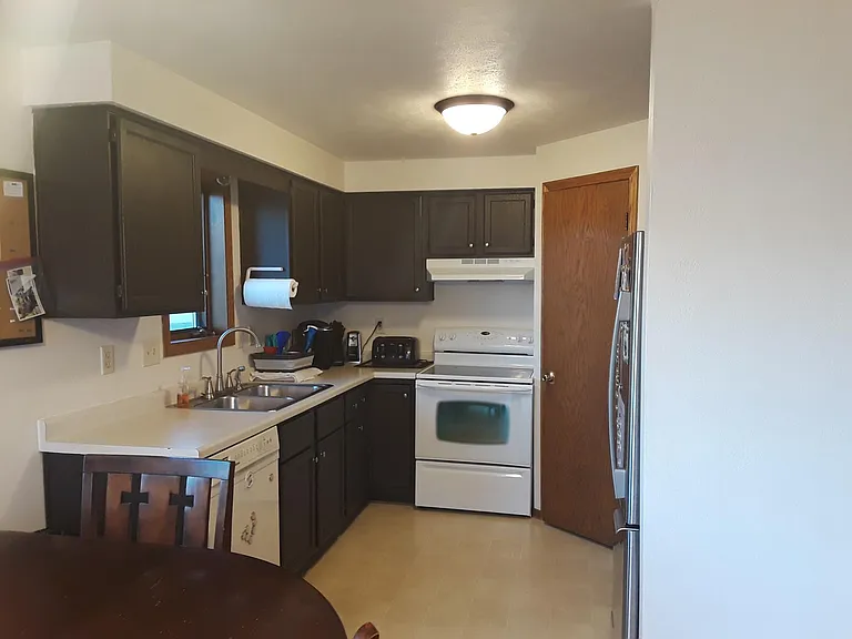 1560 Cardinal Ln — Photo 4