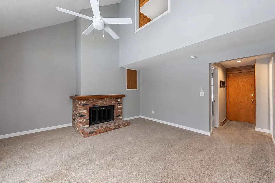 2 bed, 1061 sqft, $1,975 — Photo 2