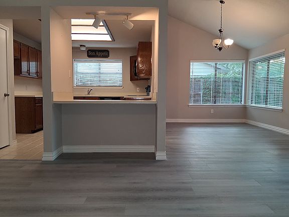 3rd image of 2502 Livingston Ln