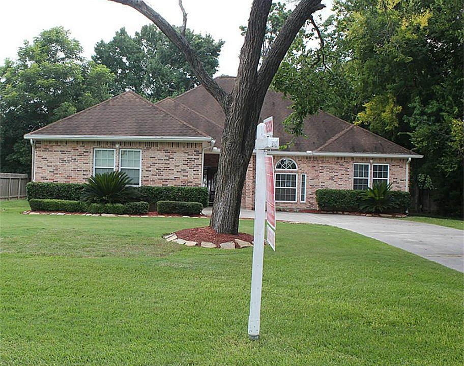 2903 Quail Oak. 1/2 Acre lot on Private Street.