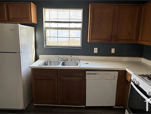 4 bed, 1374 sqft, $2,000 — Photo 4