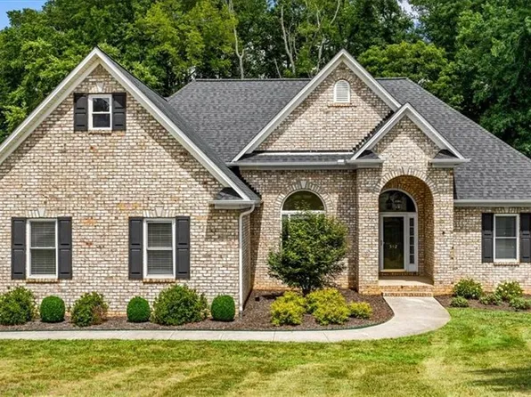 592 Carson Ridge Dr, Oak Ridge, NC 27310