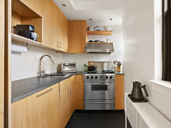 200 East 16th Street image 2 of 7