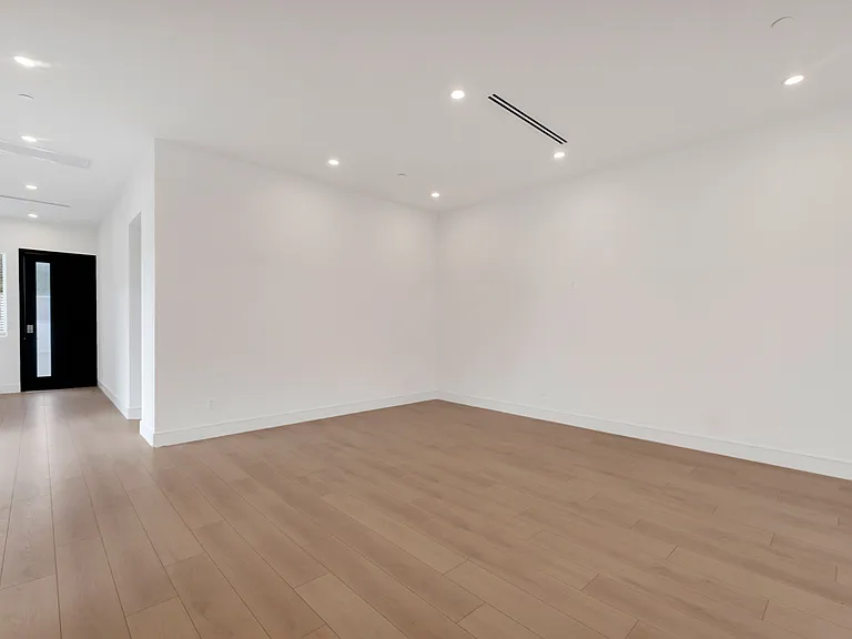 16510 San Fernando Mission Blvd — Photo 25