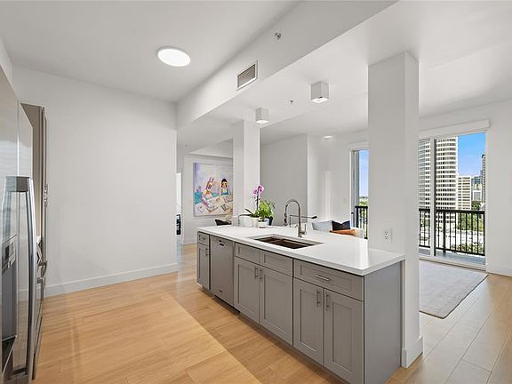 3rd image of 3333 Allen Pkwy Unit 1106