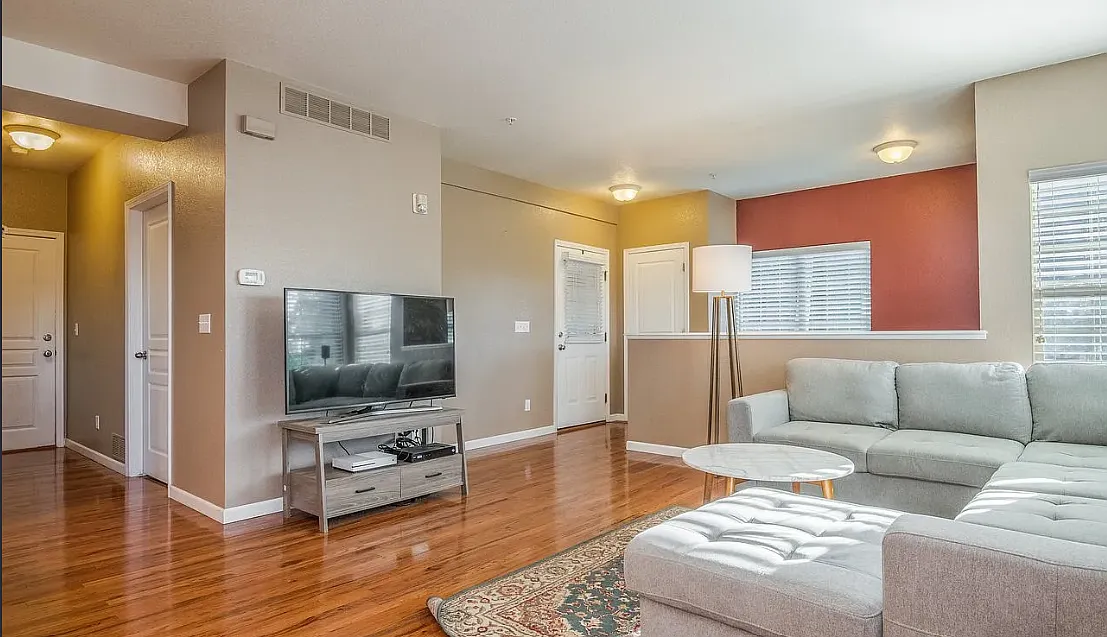 3 bed, 2302 sqft, $2,750 — Photo 2