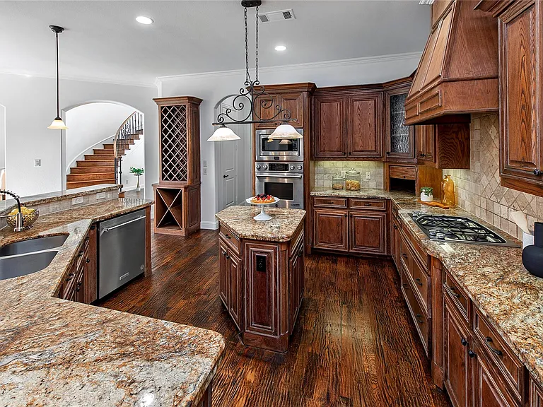 3606 S Versailles Ave — Photo 5