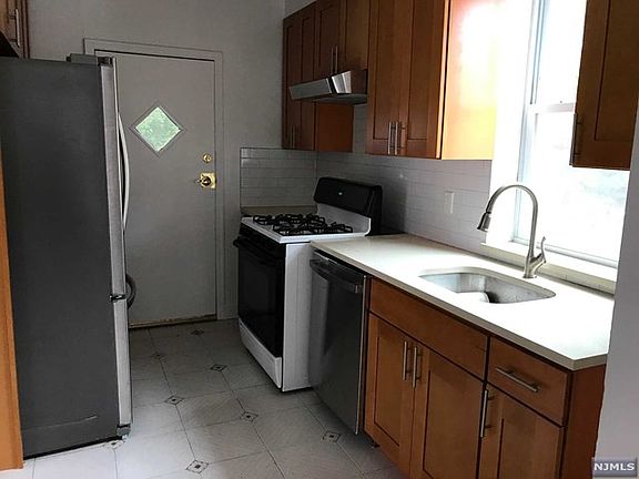 5th image of 411 Lafayette Ave Floor 1