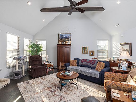4th image of 2901 NE Doyle Dr