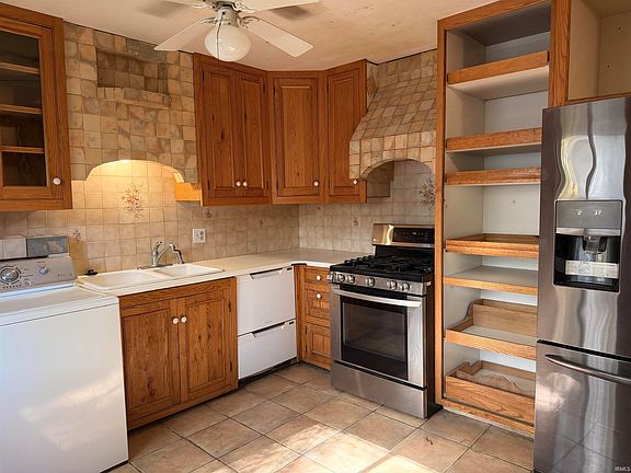 5th image of 1208 Davis St