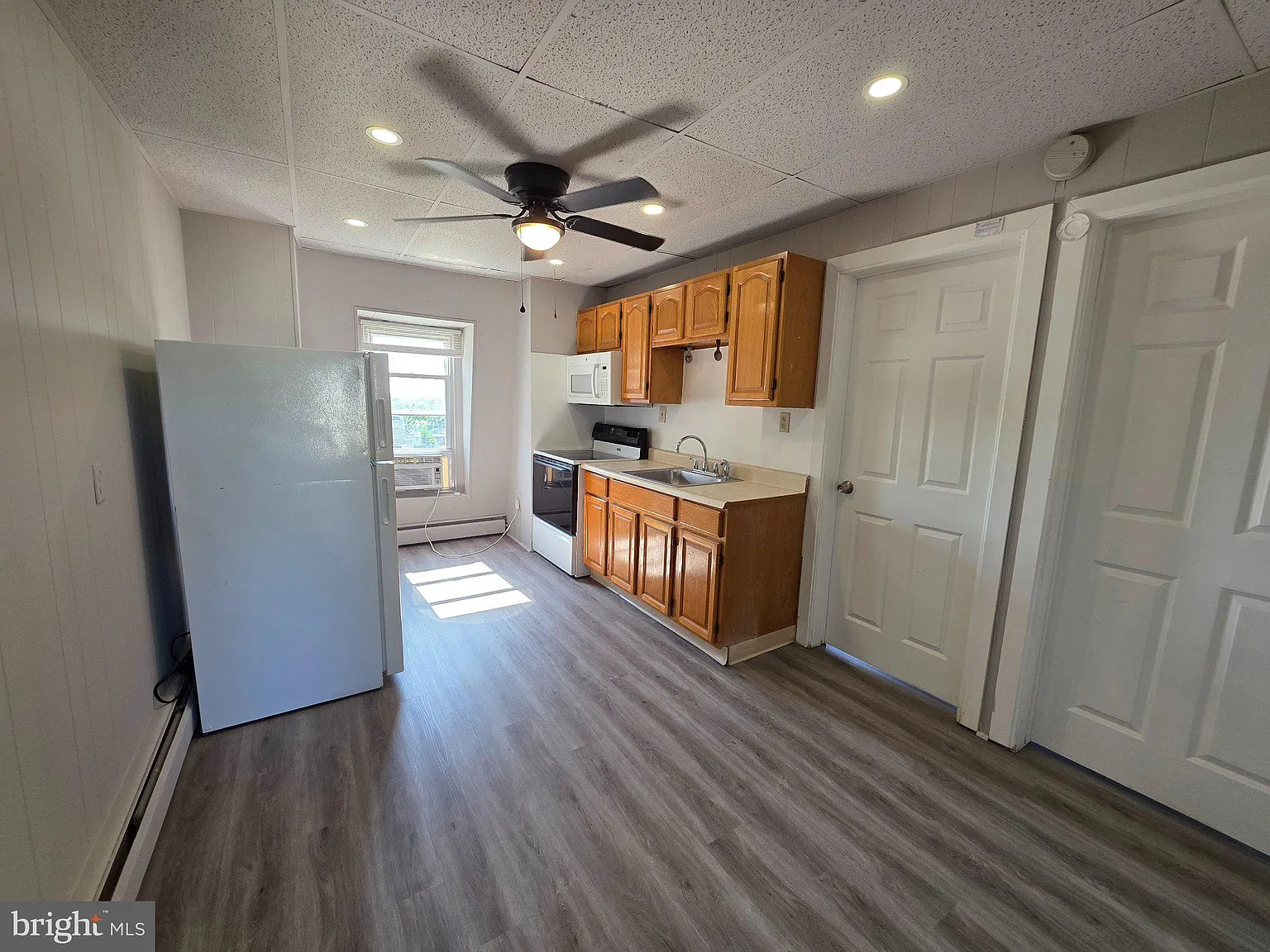 1 bed, 1.0 bath, 3048 sqft, $1,300 — Photo 2