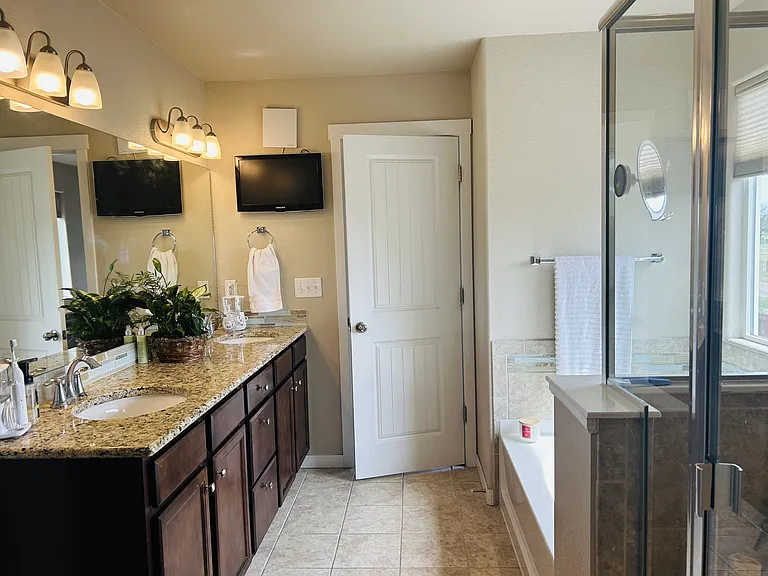 Granite countertops and a separate bath for enjoyment.