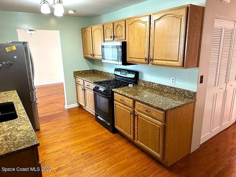 1660 Neptune Dr — Photo 9
