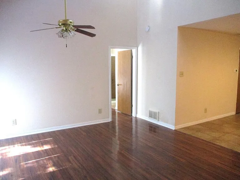 203 Yorkshire Ct — Photo 16