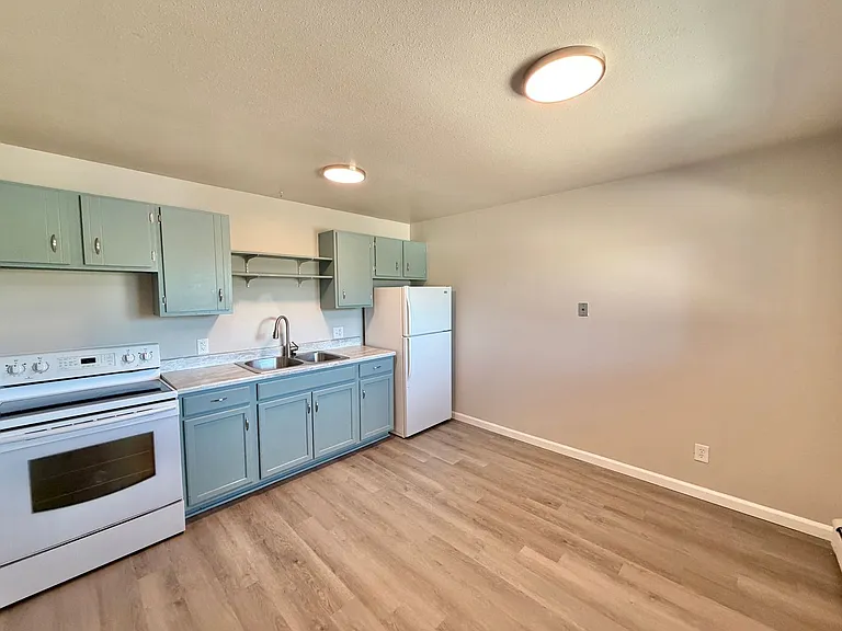 Landmark Apartments — Photo 14