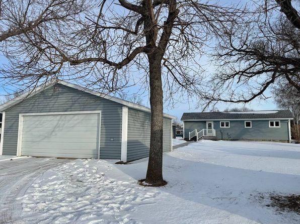 515 5th St W, Lakota, ND 58344