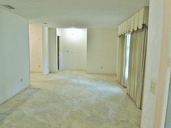 4th image of 4 Emerald Court Dr