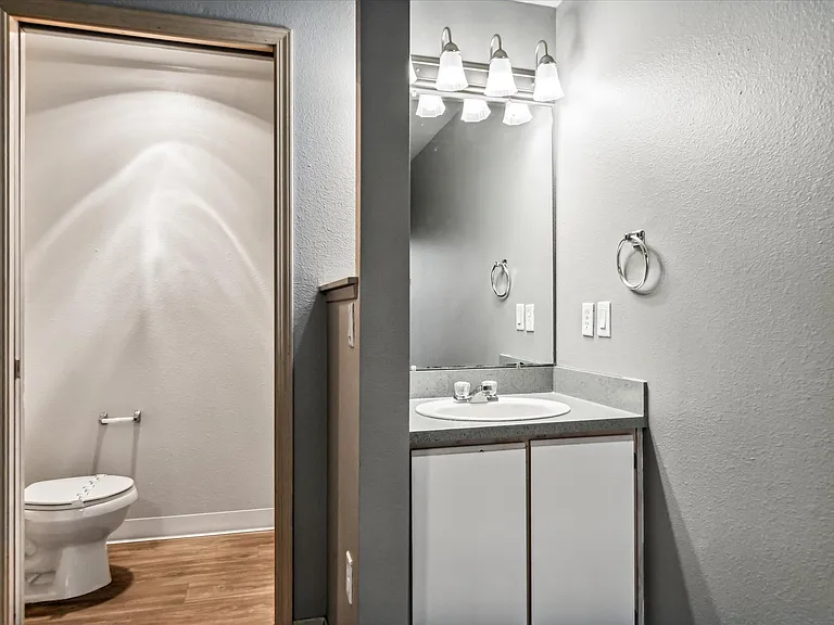 Oak Park Village Apartments — Photo 31