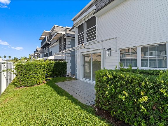 4th image of 1194 Hillsboro Mile APT 33