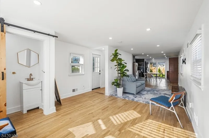 1 bed, 1.0 bath, $8,750 — Photo 4