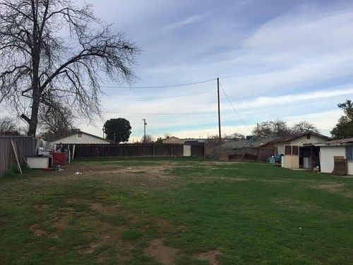 3rd image of 208 W Minarets Ave