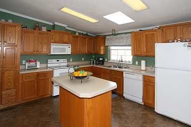 Eat-in kitchen, wood cabinets, pantry, island, skylight, walk-out