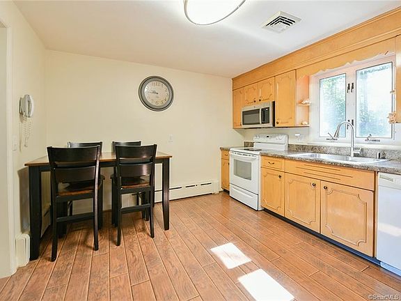 3rd image of 31 Candlewood Dr