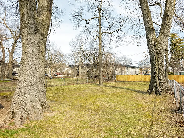 854 Allen St — Photo 32