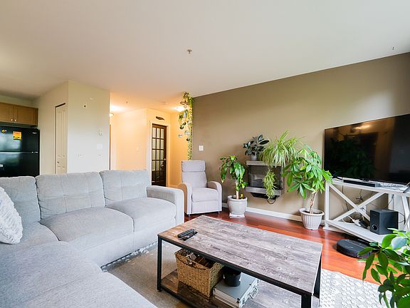 The bedrooms are on opposite sides of the Livingroom - perfect for roommates or families who don't want to share walls!