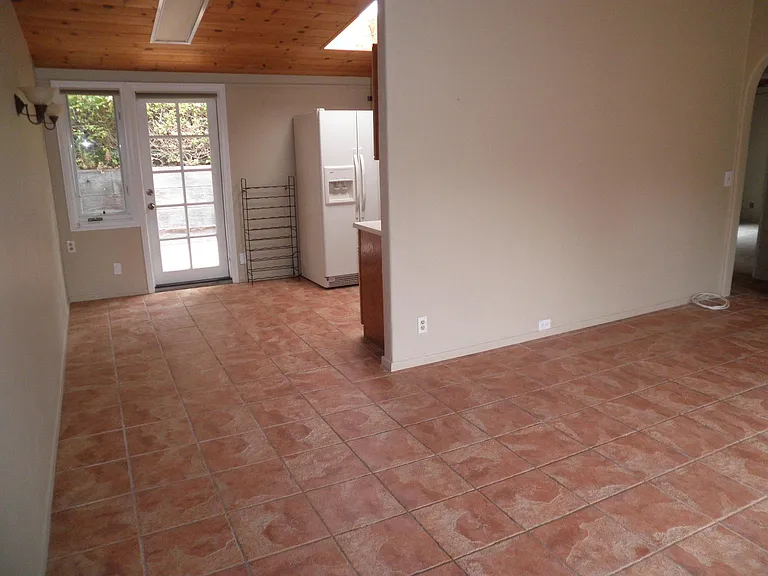 2542 Crescent Ave — Photo 2