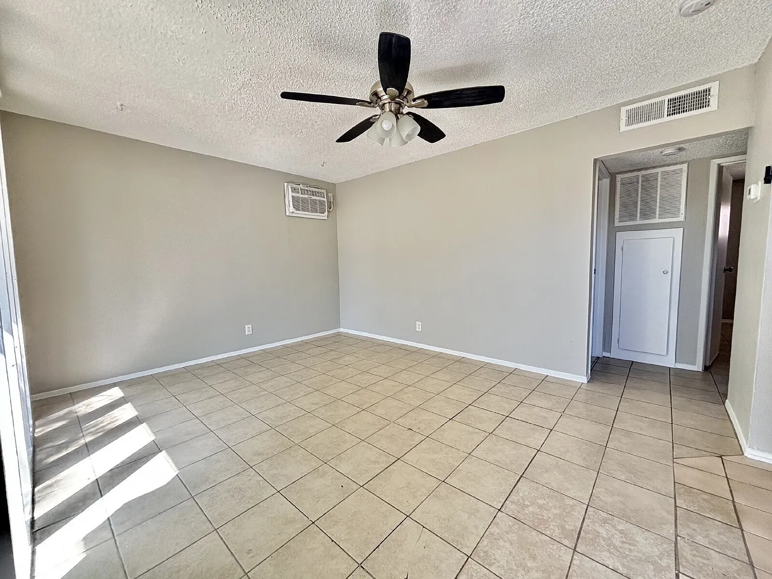 2 bed, 1.0 bath, 834 sqft, $1,050 — Photo 3