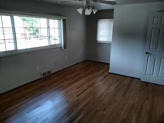 Master Bedroom (Right)