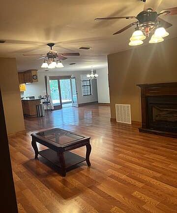 4th image of 700 Foster Rd
