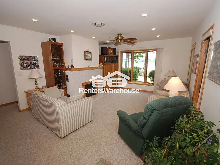 2310 N Lake Dr — Photo 20