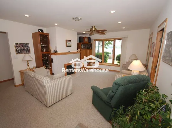 2310 N Lake Dr, Oconomowoc, WI 53066
