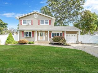 16 Leo Ct, Bay Shore, NY 11706