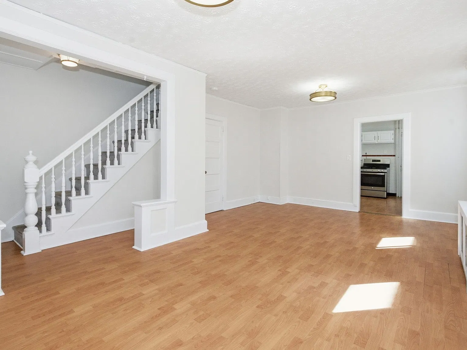3 bed, 1.0 bath, 1400 sqft, $3,700 — Photo 4