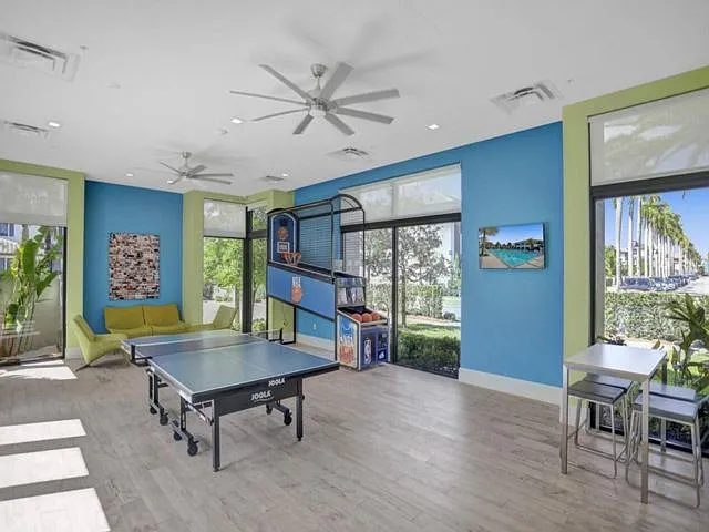 3 bed, 5.0 bath, 2789 sqft, $6,500 — Photo 4