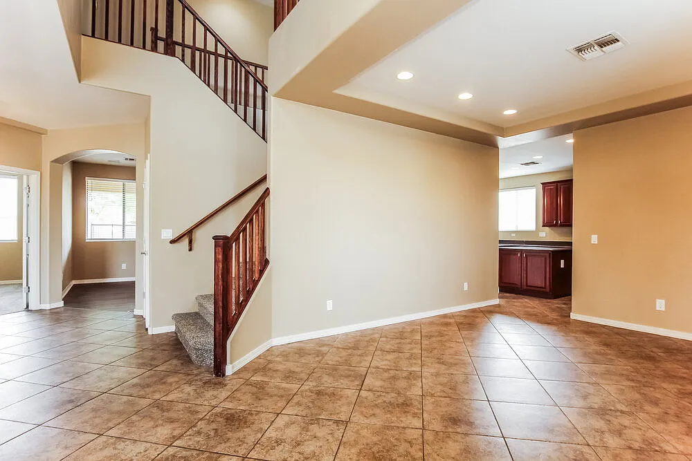4 bed, 3.0 bath, 3426 sqft, $3,220 — Photo 4
