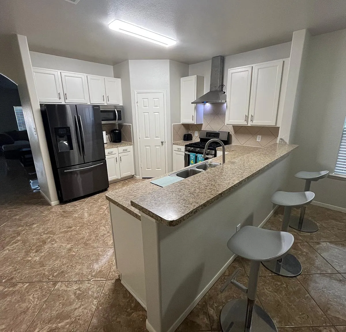 3 bed, 2150 sqft, $2,100 — Photo 2